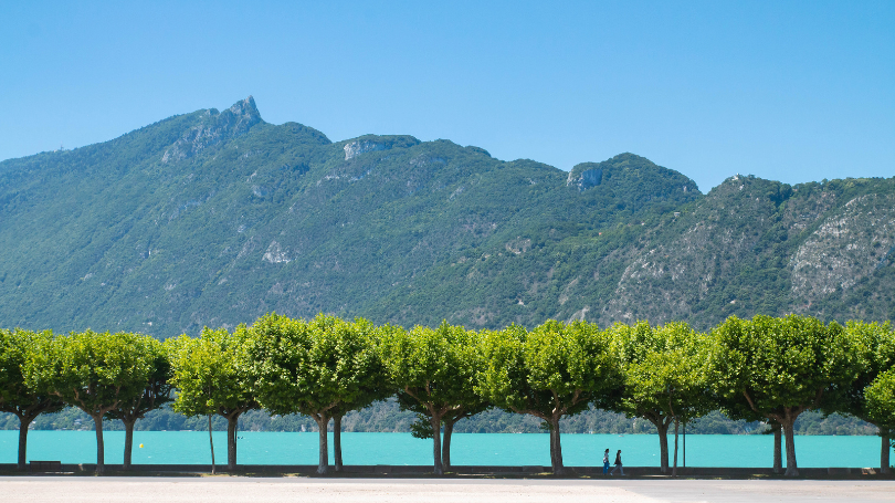 Lac du Bourget vu depuis le Petit-Port d'Aix-les-Bains, montagne de la Dent du Chat en arrière-plan et promenade ombragée